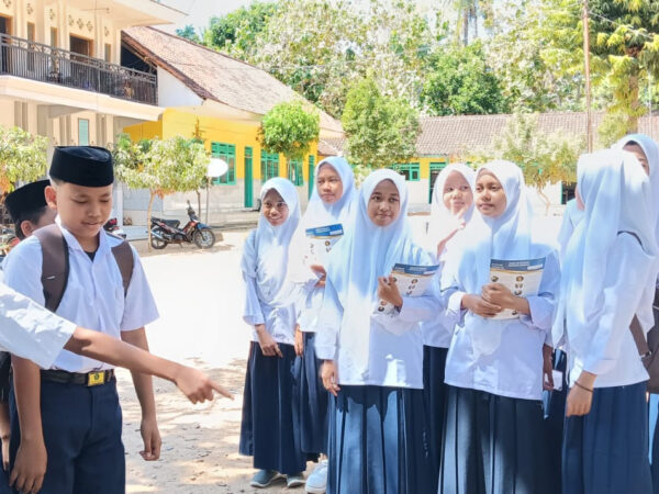 Para siswa unggulan MTs Nasy-mut saat melakukan observasi.