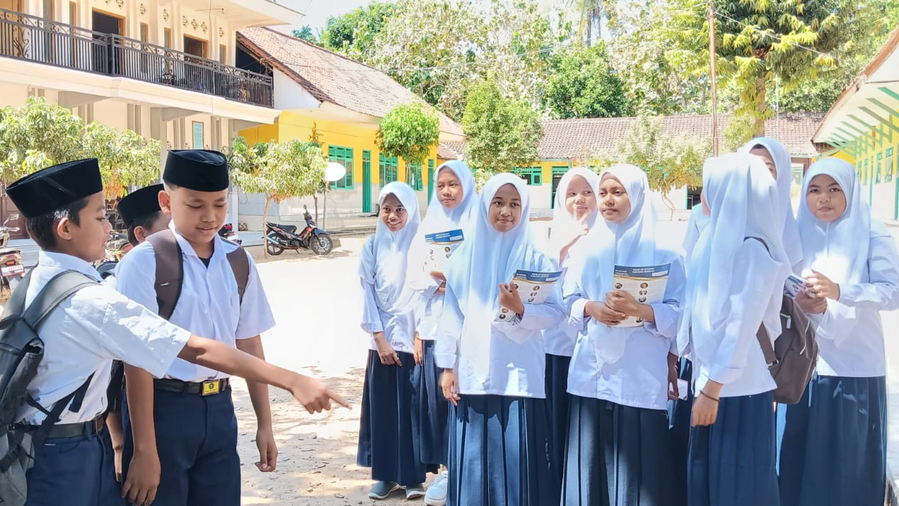 Para siswa unggulan MTs Nasy-mut saat melakukan observasi.